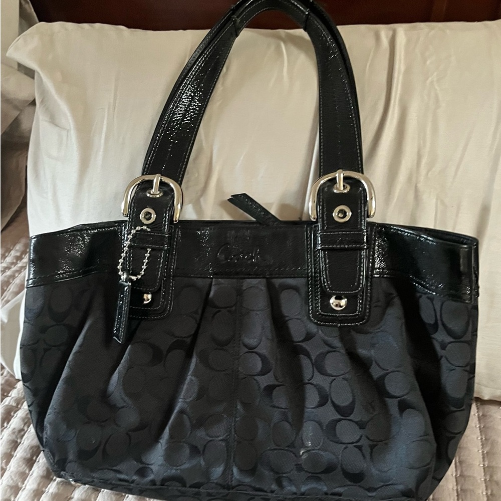 Coach shoulder bag in good condition.